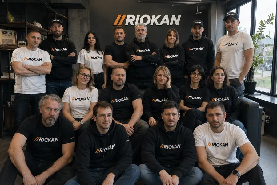 Команда Riokan у мерчі Loomiq